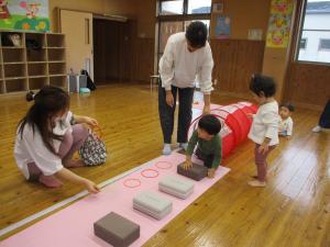 子どもたちもトンネルくぐりに夢中