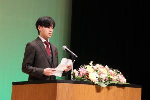 20歳の誓いを発表する菅野彪真さん