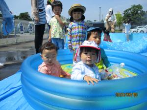 プールで水遊びする子どもたち