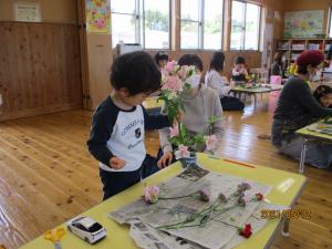 花を生ける子ども