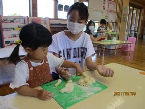 ふわふわの粘土で作品作り