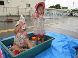 水遊びではしゃぐ子どもたち