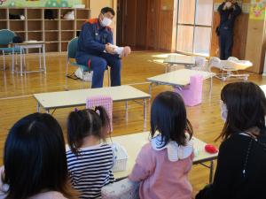 誤飲したときの応急処置について実演