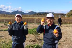 福田小学校　みかんを持っている児童